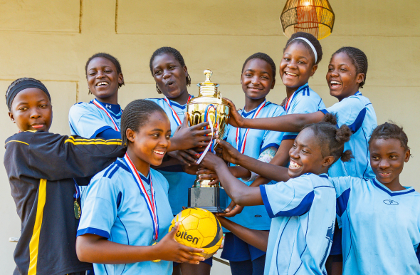 Für die Teenager Beverly, Grace und Paidamoyo war ihr erstes Fußballturnier ein Wendepunkt